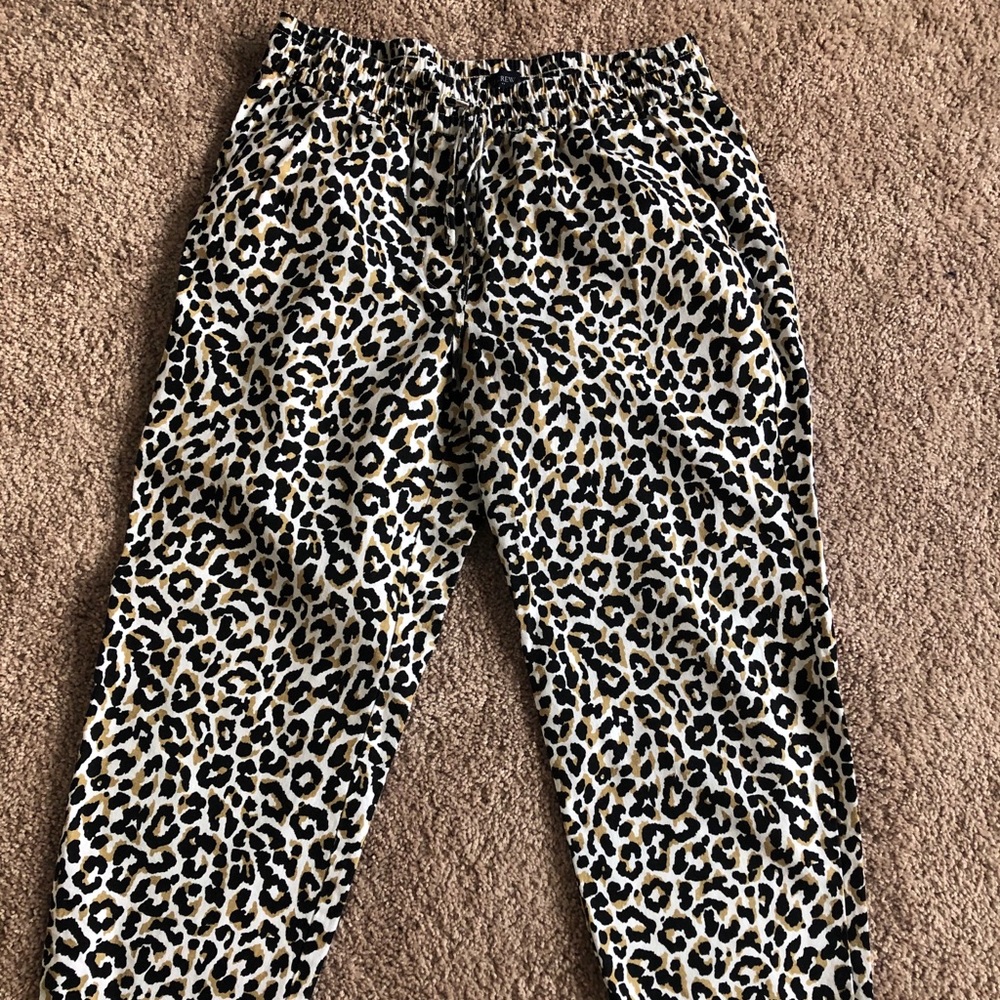 Cropped leopard print pants